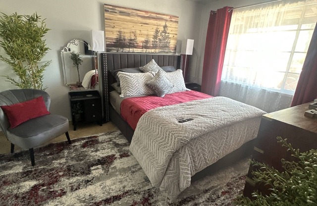 ~AZ~1BR & pullout, Very Nice, Newly Renovated, with washer, dryer, & dishwasher.