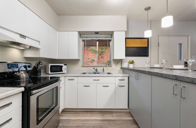 Azure Suite Walkable Old Town Condo w/Park View