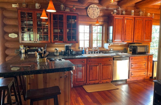 B&B Ranch is a cozy cabin with mountain views , perfect for rest and have fun.