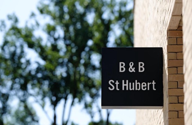 b & b St-Hubert