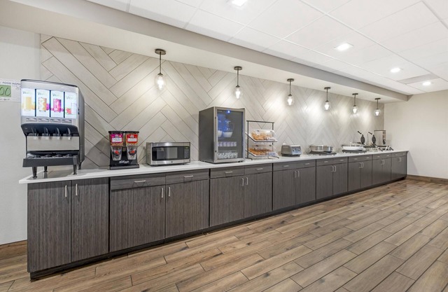 B/W Plus Elizabethtown Inn & Suites