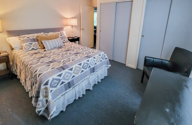 B25 * Comfy 2 BR * WiFi * SmartTV * FULL Kitchen * Parking * Walk Everywhere!
