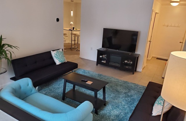B7 * Modern * Convenient * 1 BR * WiFi * Smart TV * Kitchen * Free Parking*