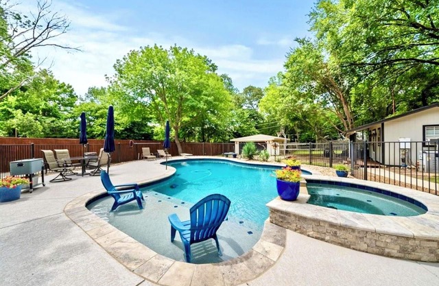 Backyard Oasis - Pool and Hot Tub in Heart of DFW