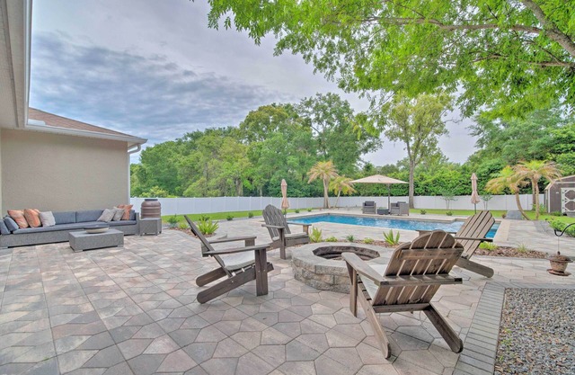 Backyard Oasis w/Pool: Airy Crystal River Retreat