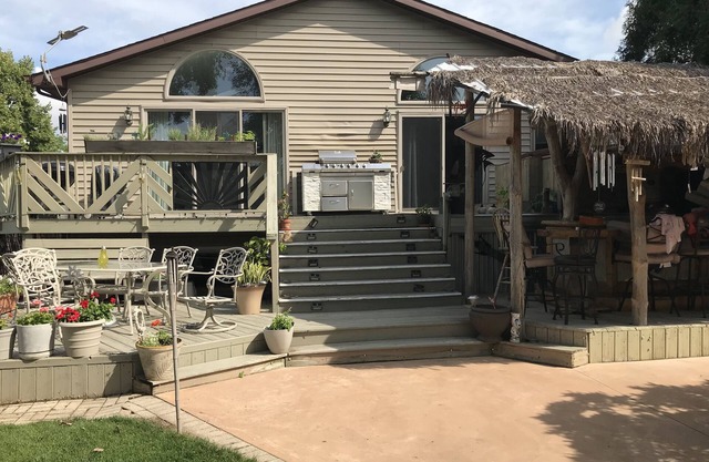 Backyard Paradise Appleton WI>Sleeps 6 to 8, 4 bedrms, 3 bath,25 minutes from GB