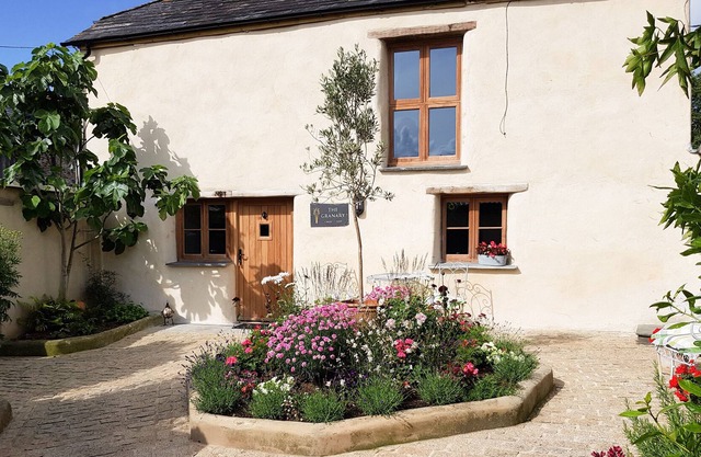 BADHARLICK GRANARY, pet friendly, with a garden in Egloskerry
