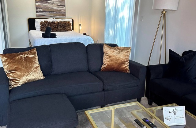Bailey's Blaque Suite-Near UAH & Midcity