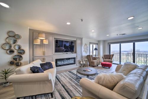 Balcony and Lake View Modern Condo in Monkey Island