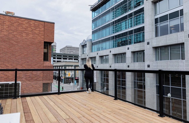 Balcony Studio Unit Queen Bed overlooking the city in Prime Downtown Location