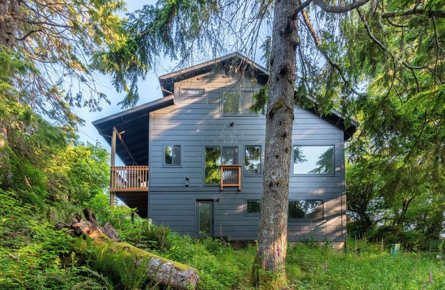 Baleen. Gorgeous outdoor sauna, stylish interior, pet friendly.