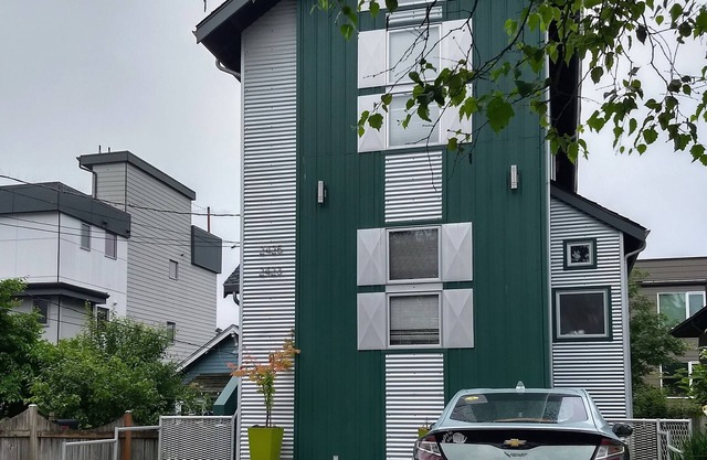 Ballard 2 Bdrm & 2 lofts Apt. with air conditioner, sleeps up to 6 guests