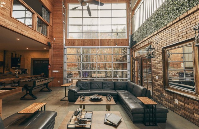 Bamboo Loft 6BR: Sleeps 24 in Downtown SAN