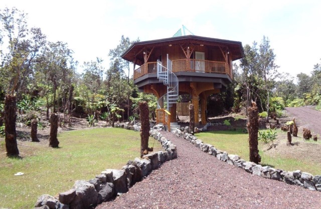 Bamboo Treehouse for 2 Near Volcanoes National Park