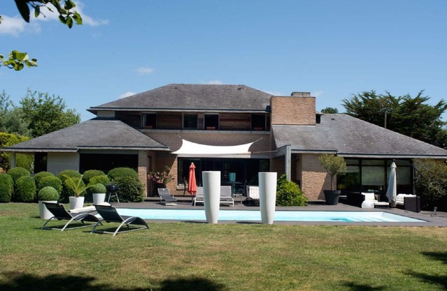 Bamboo Villa with pool 50 m from the sea