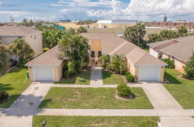 Banana Cabana Two Unit Duplex Walk To The Beach
