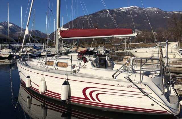 Barca a vela sul lago Maggiore