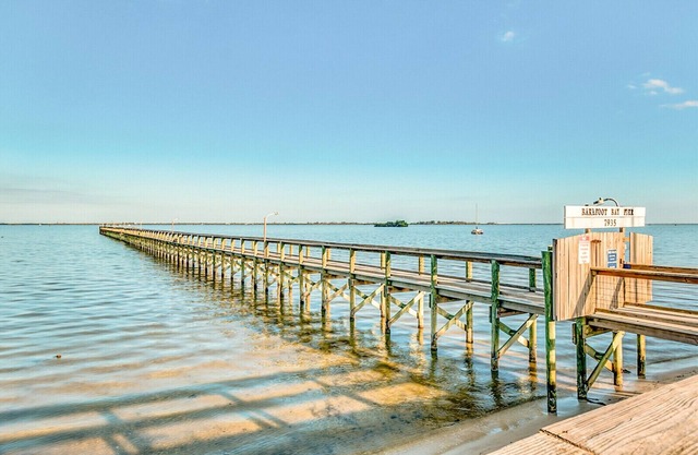 Barefoot Bliss. Enjoy Barefoot Bay Amenities. Lake view. Steam shower & grill.