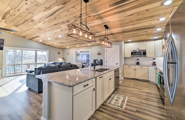 'Barkley Breeze' Waterfront Home w/Dock & Kayaks