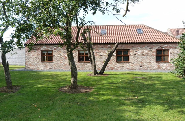 Barley Edge, Beautiful Barn Conversion, Sleeps 10, Grounds overlook Hornsea Mere