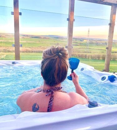 Barlosh Barony Tpod Lodge Ayrshire, elec jacuzzi, BBQ, Firepit, Pizza Oven, indoor outdoor terrace with amazing views, spacious inside and out