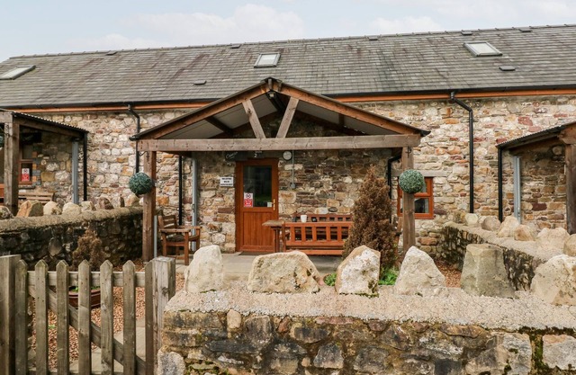 BARN 2, pet friendly, with a garden in Ystradgynlais