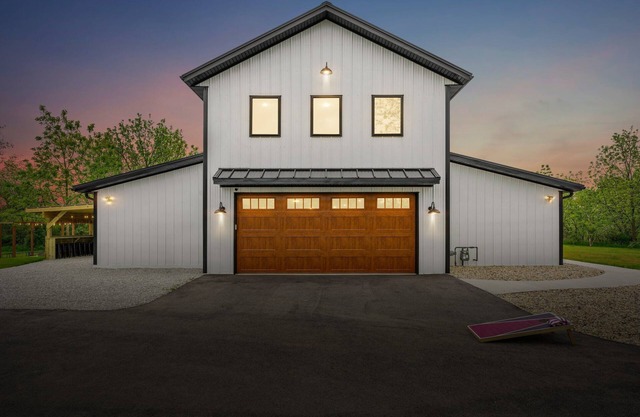Barn! B-Ball Court/Mini Golf/Sports Bar/Tiki Bar/Theater/Arcade/Hot Tub/Fire Pit