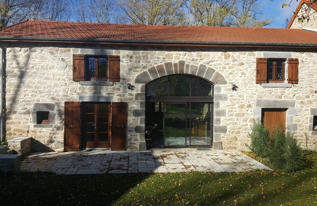 Barn dating from 1851, beautifully restored in 2016. 4 stars. Near Châtel-Guyon