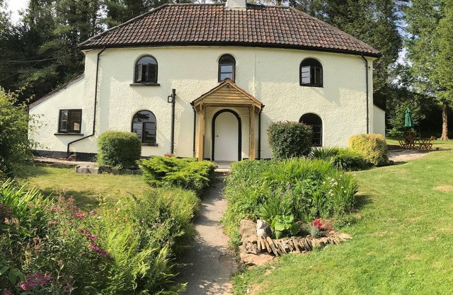 BARN OWL COTTAGE, pet friendly, with open fire in Wheddon Cross