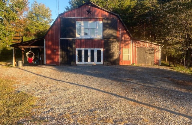 Barndominium in Murphy NC-pet friendly, many activities on property and nearby.