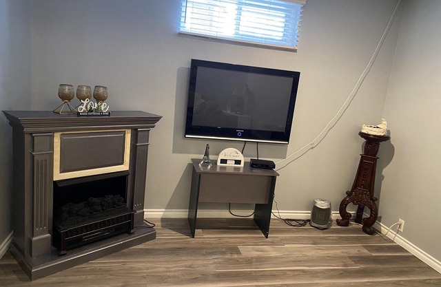 Basement suite in a quiet, safe neighborhood! Discount on longer stays!