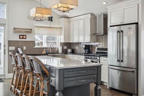 Basin Breeze Cottage AC Decks Water Views