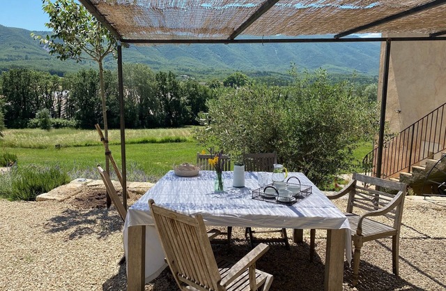 Bastide 1830, Domaine de la Bastidonne 4* Superb view of le Luberon Heated Pool