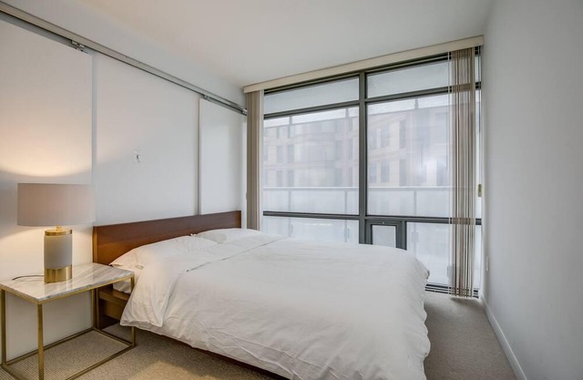 Bay and College - 1 Bedroom Suite