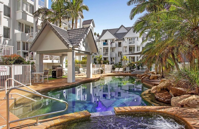 Bay Apartments Unit 10 Easy walk to Rainbow Bay Beach, Coolangatta & Tweed Heads with Wi-Fi Included