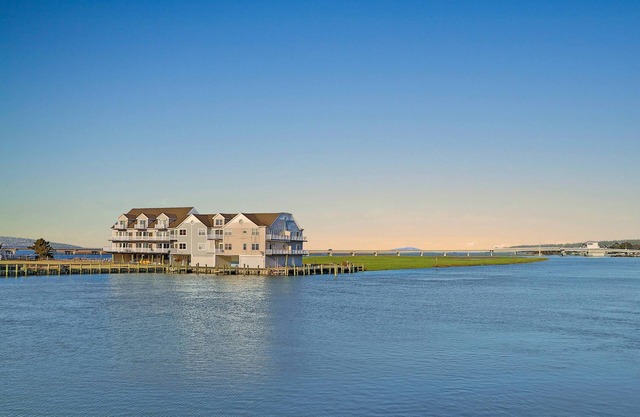 Bay Daze - Waterfront townhome w private boat dock!