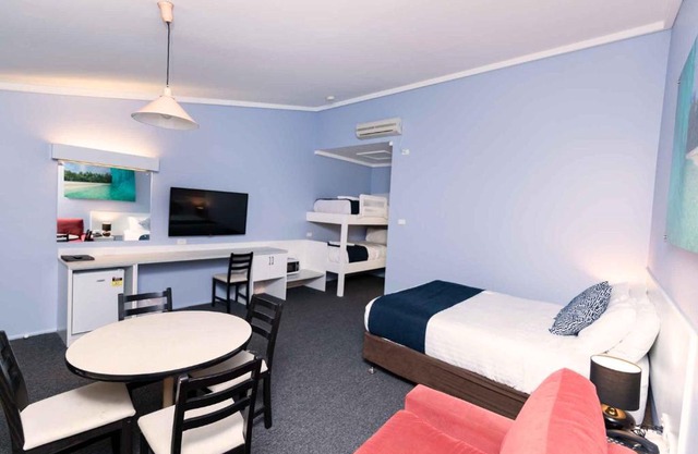 Bay Hotel Motel