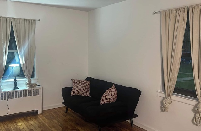 Bay Shore Close to all!! LIRR, Fire Island Ferry & Restaurants in walking
