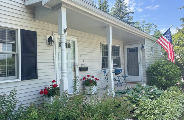 Bay Springs #5 – Peaceful, Updated Townhouse - Walk to Downtown & Beaches