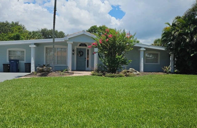 Bay Street Home With Pool, Minutes From IMG Academies and SRQ airport.