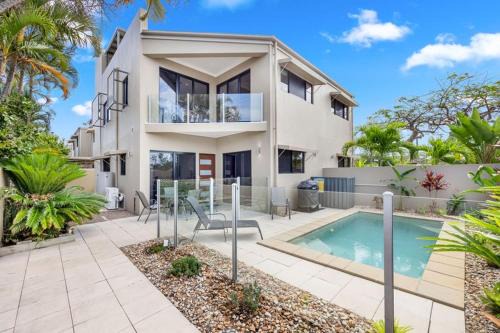 'Bay View' with Pool and Rooftop Entertaining Area