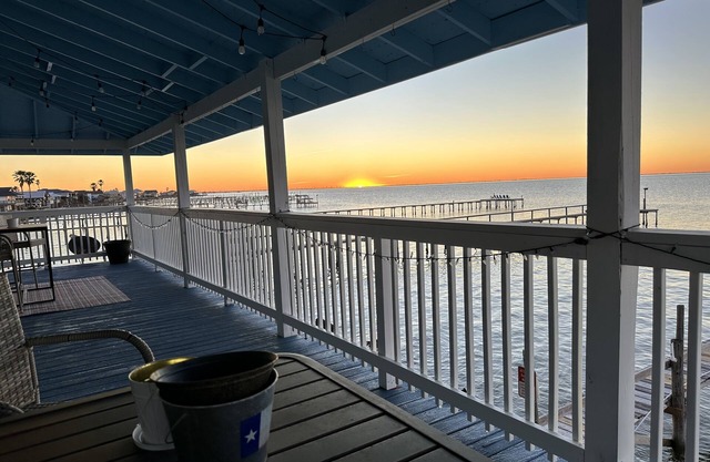 Bayfront Retreat on Copano w/Private Pier- Fish & Refresh
