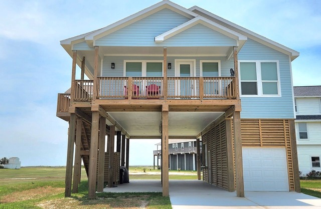 Bayside home close to the pool!