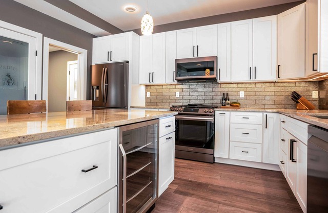Bayside Retreat – Geneva Getaway for 9! Walk to Williams Bay & Lake Shore