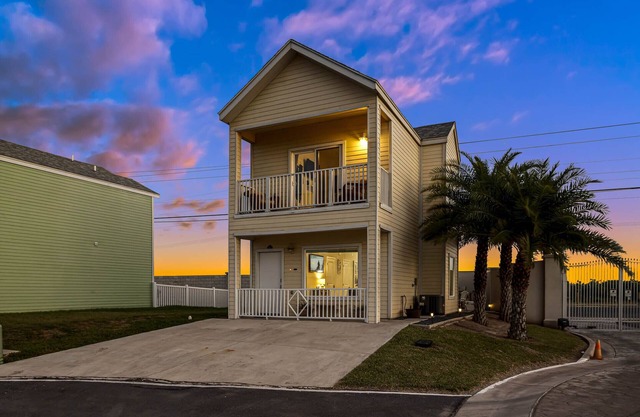 Bayview Casita- Balcony & views! Community Pool, hot tub, park. Dining & beach.