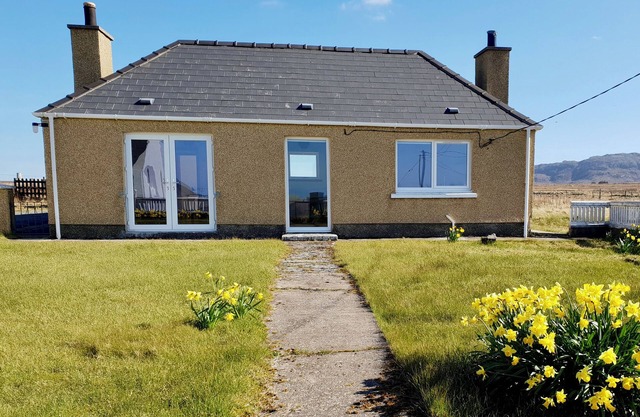 BAYVIEW, pet friendly, country holiday cottage in Dalbeg