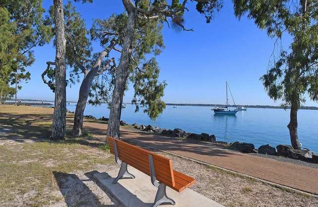Bazza's Beach House - Riverfront - 3BR - Air Con