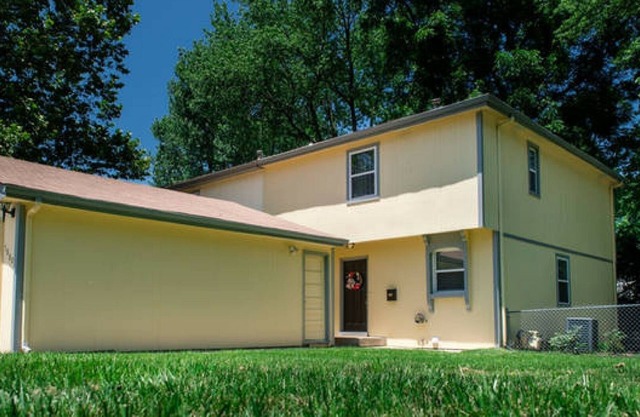 🌻BBQ🌻Luxury King Beds🌻Nearby Parks🌻 Reserved Parking🌻Smart TVs🌻Google Fiber🌻W/D🌻