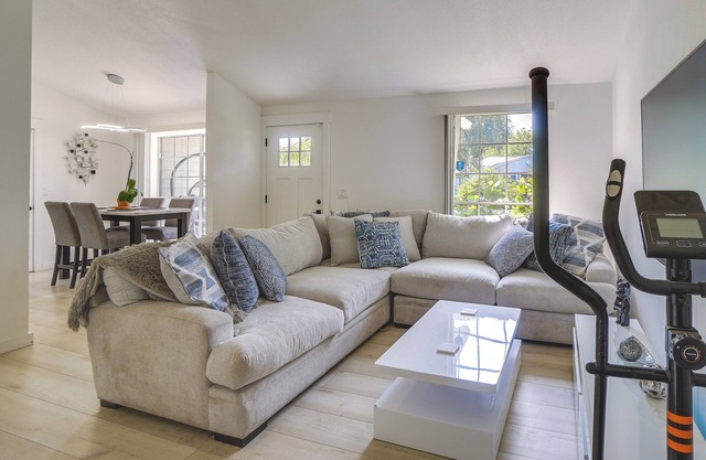BBQ Ready Retreat w/Pool Access in Palm Harbor