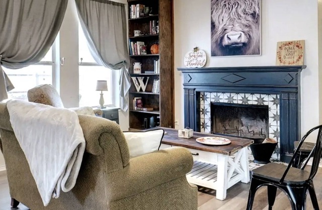 Be close to everything! Quiet neighborhood 10 min. to UNT, TWU, & Denton Square!